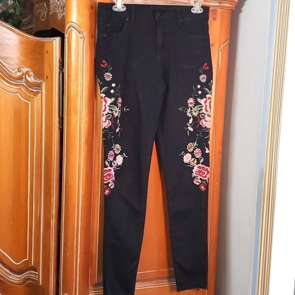 Celebrity Ping black enbroidery mid rise skinny ankle jeans Size 5/27. V…